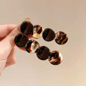 Schildpatt Acetat Kreis Haarklammer Detailansicht, elegante Seitenhaarklammer für Damen.