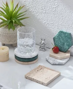Naturmarmor und Travertin Stein Untersetzer Detailansicht, elegante Tischdekoration.