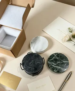 Naturmarmor Untersetzer Set mit Metallhalter und Geschenkkarton für Tischdekoration.
