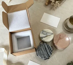 Natürliche Marmor-Untersetzer mit Metallständer und Geschenkbox, perfekt für Tischdeko und Geschenke.