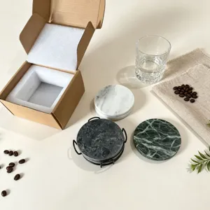 Set di sottobicchieri in marmo naturale con supporto in metallo e confezione regalo elegante.