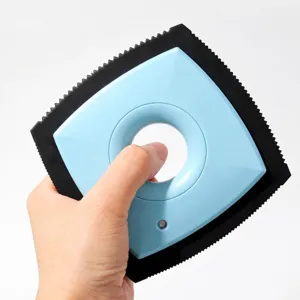 Nahaufnahme Detail der mehrwinkligen Haarentfernungsbürste mit ergonomischem Griff optimal.
