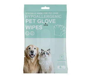 Gros plan sur l'emballage de gants de toilette pour animaux, formule hypoallergénique et douce.
