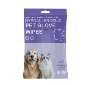 Gros plan detaille de lingettes gants de nettoyage jetables pour animaux, chiens et chats.