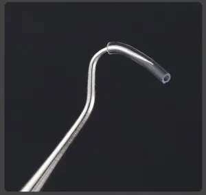 Gros plan detaille sur le crochet detartreur dentaire avec embout en silicone.