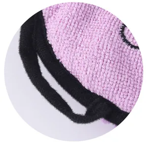 Detalle de guante de baño de chenilla para mascotas, toalla absorbente morada con borde.