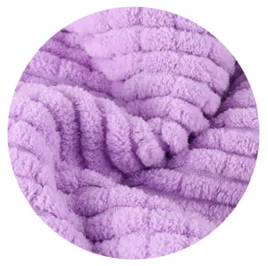 Primer plano de la textura de la suave toalla de chenilla morada, muy absorbente.