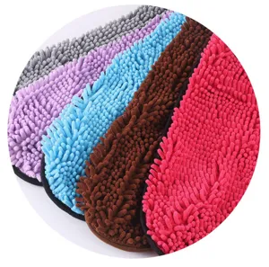 Detalle de toalla de chenille para mascotas, microfibra super absorbante para secado rápido de perros.