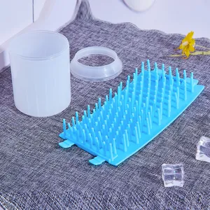 Taza limpiador de patas para mascotas con cepillo de silicona suave para una limpieza facil.