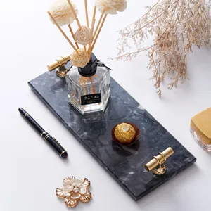 Plateau décoratif en marbre de luxe avec poignées dorées pour table de coiffeuse.
