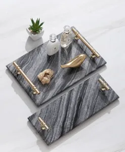 Dekorative Naturmarmor Tabletts mit goldenen Griffen, Organizer für Zimmer und Hotel Dekor.