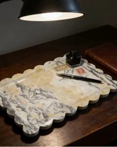 Vassoio decorativo in marmo naturale con bordo smerlato, ideale per elegante decorazione tavola.