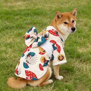 Dettaglio kimono per animali in stile giapponese con stampa ventaglio e grande fiocco.