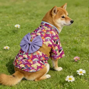 Vista dettagliata del kimono per animali in stile giapponese con motivo a ventaglio e grande fiocco.