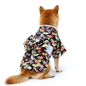Primo piano dettagliato di un simpatico kimono giapponese per cani nero con ventagli colorati.