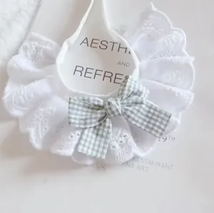 Joli bavoir en dentelle blanche pour animal avec nœud à carreaux vert, collier décoratif chat et chien.
