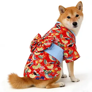 Kimono per animali domestici con stampa di ventagli rossi e grazioso fiocco per cani piccoli.