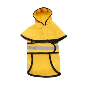 Vue détaillée de l'imperméable pour chien jaune avec bande réfléchissante et capuche.