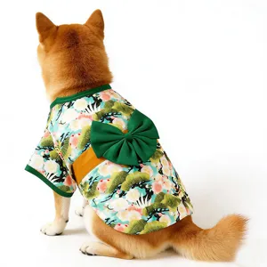 Detailansicht des japanischen Haustier-Kimonos mit Blumenmuster und grüne Schleife.