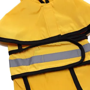 Imperméable pour chien jaune étanche avec bordure noire et bande réfléchissante pour animaux.