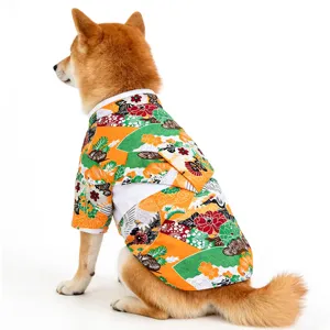 Detailansicht des japanischen Haustier-Kimonos, lebhafter Blumendruck für kleine Katzen.