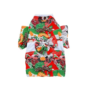 Nahaufnahme des floralen Haustier-Kimonos, traditioneller japanischer Hunde-Katzen-Stil.