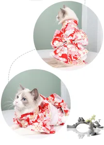 Kimono giapponese per gatti e cani piccoli, stampa floreale rossa con grande fiocco decorativo.