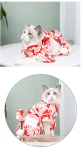 Vista dettagliata del kimono giapponese rosso per animali con motivo di fiori di ciliegio.