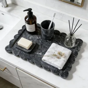 Vassoio in marmo naturale con bordi sagomati, elegante organizzatore quadrato per bagno e casa.