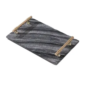 Elegantes Tablett aus echtem Naturmarmor mit goldenen Griffen fuer stilvolles Zuhause und Bad.