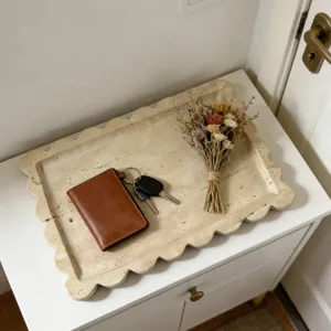 Vassoio in marmo naturale quadrato con bordo ondulato per decorazione e arredo