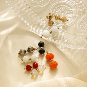 Nahaufnahme von bunten facettierten Kristallperlen Anhängern mit Edelstahlringen für Schmuck.