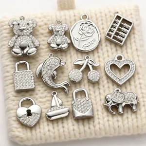 Detailansicht silberner Strass-Anhänger mit niedlichen Tieren und Schlössern für DIY.