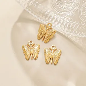 Edles Schmetterling-Anhänger Detail, goldfarbenes Schmuckstück zum Basteln und DIY Design.
