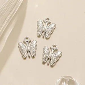 Nahaufnahme von Vintage Edelstahl Schmetterling Anhängern für kreatives DIY Schmuckdesign.
