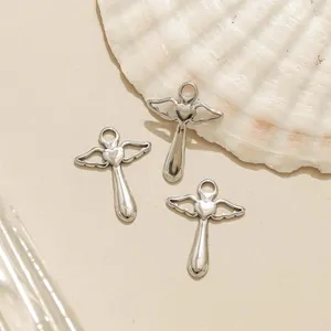 Nahaufnahme von silbernen Engelsflügel-Herz-Anhänger Details, ideal für DIY Schmuckbasteln.