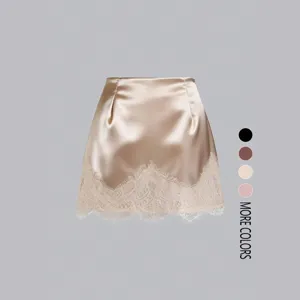 Satin Kurzrock Detailansicht, elegante Spitzen-Saumverzierung, glänzender Stoff.
