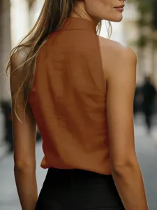 Top marrone senza maniche con collo alto vista posteriore dal design minimalista.