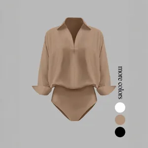 Vista detallada del body de camisa de manga larga lisa con cuello en V en camello, estilo básico.