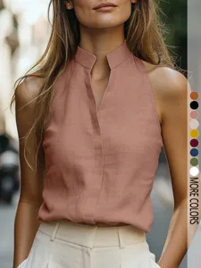 Top monocolor smanicato con collo alto e scollo a V, elegante camicetta estiva.