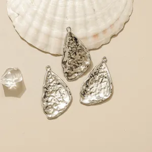 Zilveren onregelmatige gehamerde druppel metalen hanger details voor DIY sieraden accessoires.