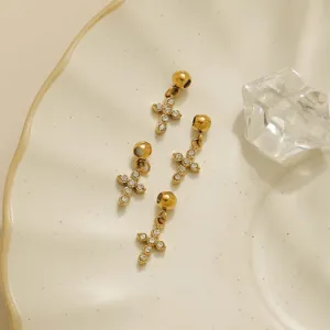 Detailaufnahme von goldenen Kreuz Schiebeperlen, funkelnde Zirkonia DIY Schmuckzubehör.