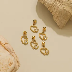 Nahaufnahme von goldenen Herz-Schiebeanhängern mit Zirkoniasteinen, ideal für DIY-Schmuckzubehör.