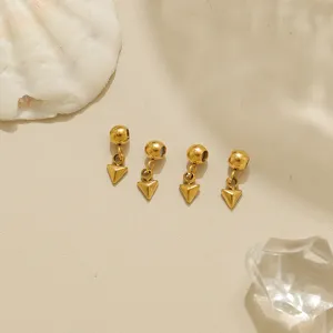 Detailaufnahme von goldenen geometrischen Anhänger-Gleitperlen mit edler Metallstruktur.