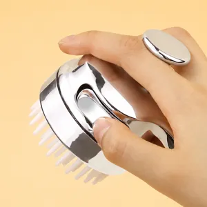 Spazzola manuale per massaggio cuoio capelluto con setole in silicone e impugnatura ergonomica.