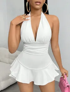 Élégante combinaison femme blanche col halter décolleté en V volants slim mode été.