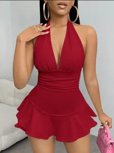 Vue détaillée du romper rouge dos nu, design avec taille plissée et bordure volantée.