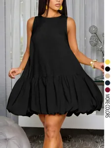Abito estivo nero senza maniche da donna, orno a sbuffo, vestibilità svasata, dettaglio.