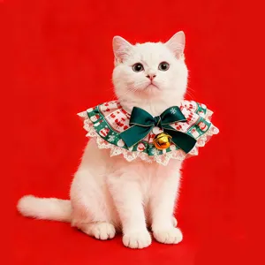 Weihnachts-Haustierhalsband Detail, süßes Lätzchen mit grüner Schleife für Katzen Hunde.