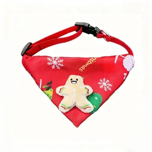 Détail de bandana pour animal de compagnie avec un bonhomme en pain d'épices et sangle rouge.